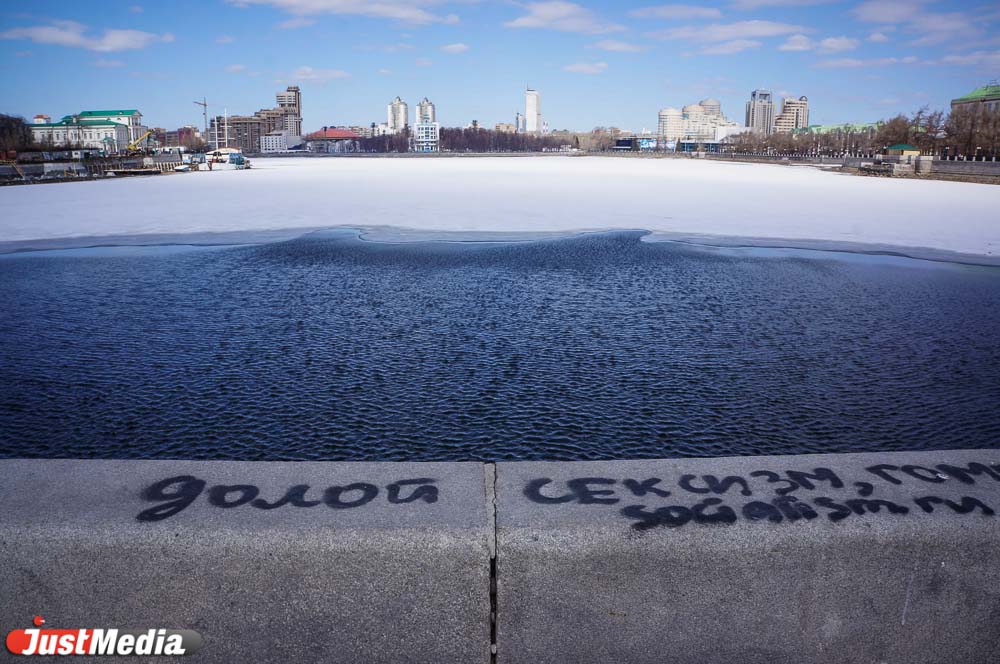 Гранитный блок набережной, который вандалы столкнули в городской пруд, встал на свое место - Фото 3