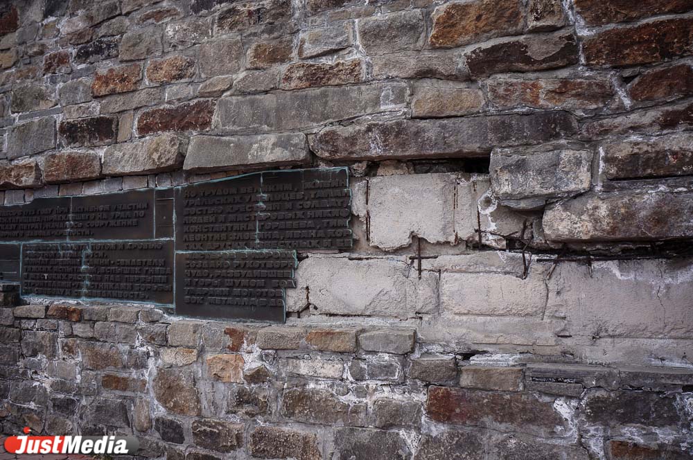 Гранитный блок набережной, который вандалы столкнули в городской пруд, встал на свое место - Фото 4