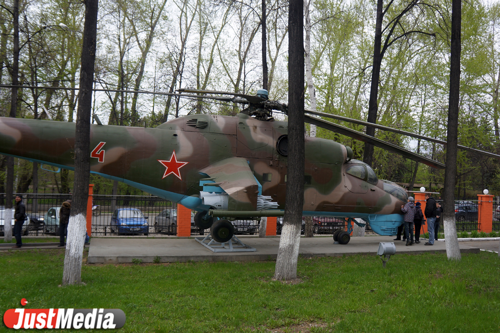 Военные ракеты, музыканты на стадионе и стихи в фотографиях. Самые неожиданные участники и экспонаты «Ночи Музеев» в Екатеринбурге - Фото 2