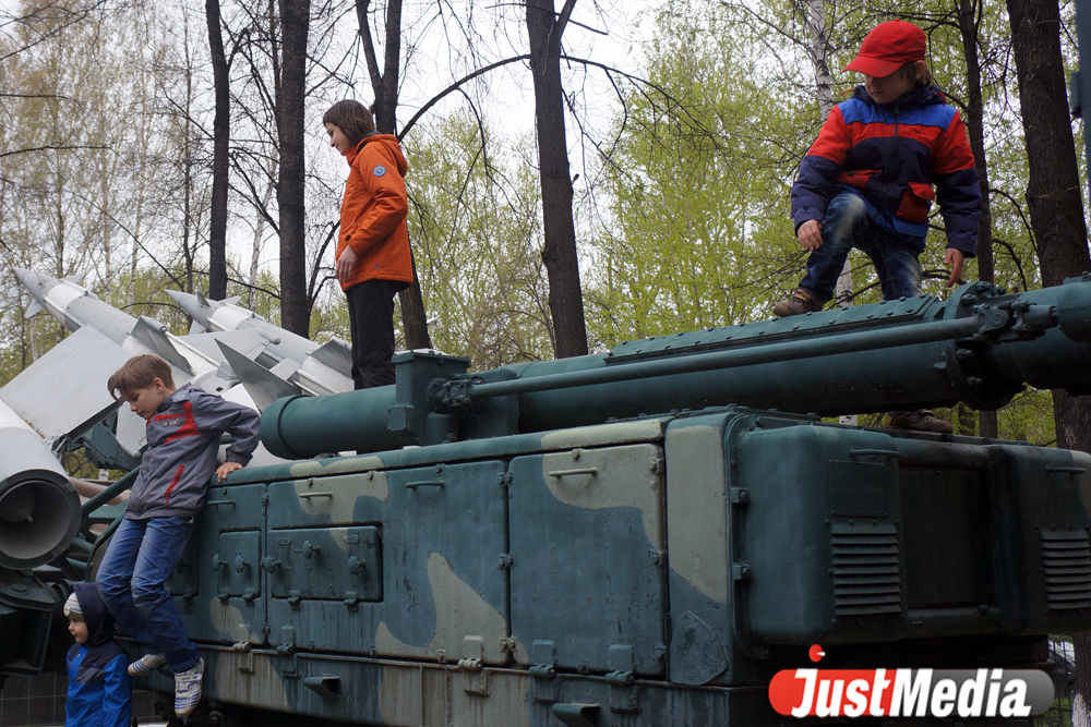 Военные ракеты, музыканты на стадионе и стихи в фотографиях. Самые неожиданные участники и экспонаты «Ночи Музеев» в Екатеринбурге - Фото 3