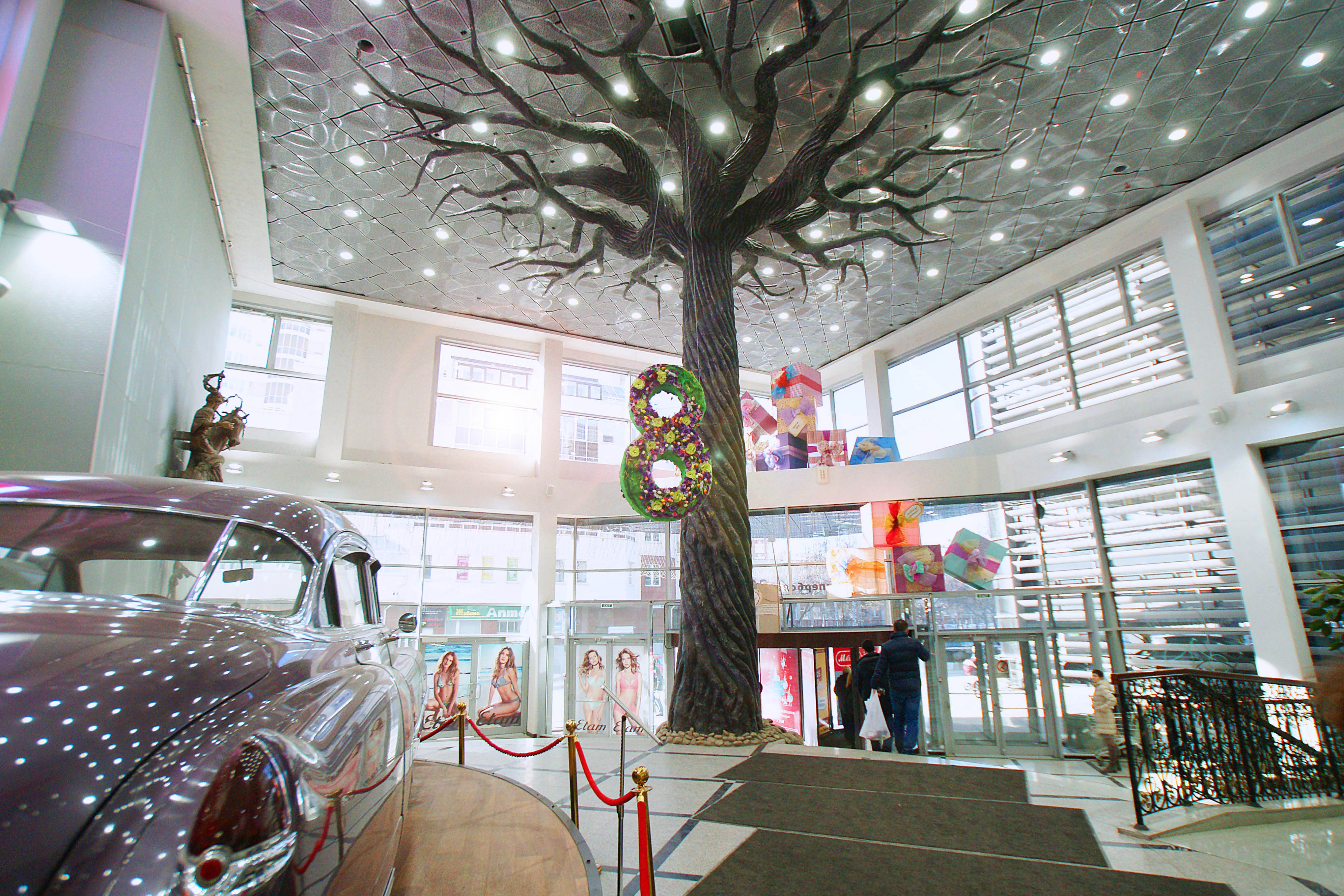 К 8 Марта екатеринбуржцы покупают парфюмерию и экзотические цветы - Фото 5