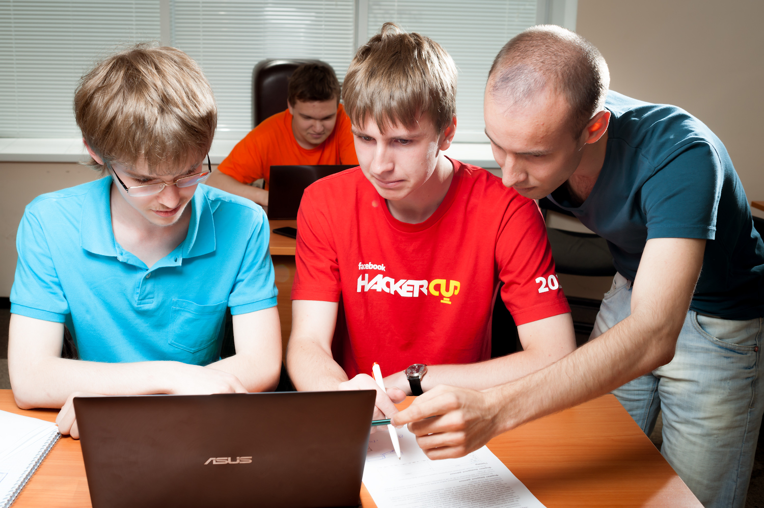 Группа студентов из екатеринбурга. Группа студентов программистов. УРФУ программист. Студенты за работой по программированию. Студент программист.