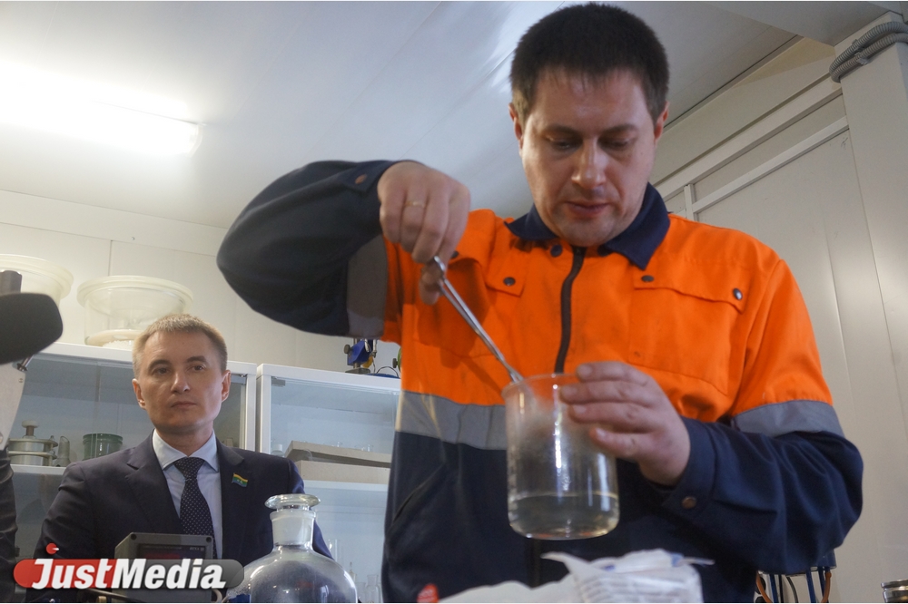 «Грязь на дорогах Екатеринбурга от машин, а не от реагентов». Противогололедную смесь изучили в лаборатории - Фото 2