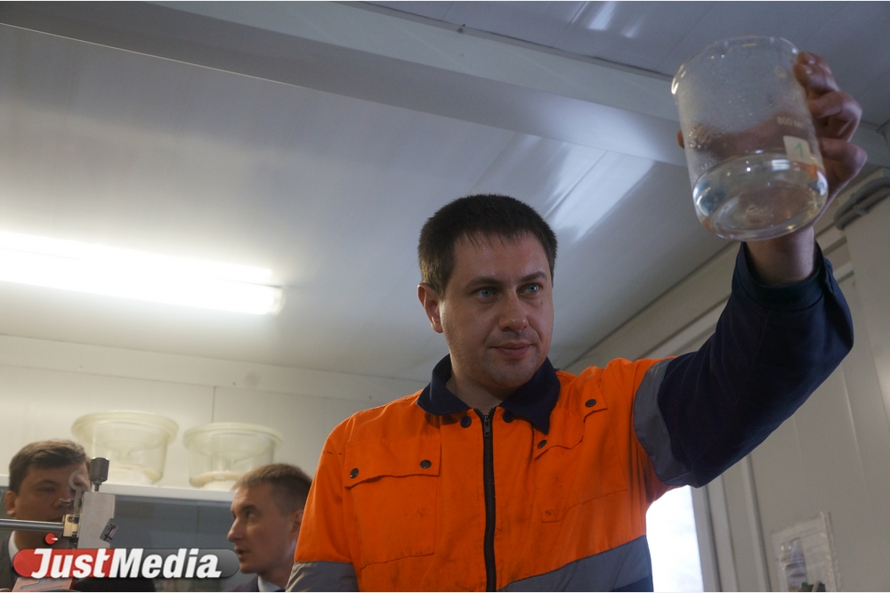 «Грязь на дорогах Екатеринбурга от машин, а не от реагентов». Противогололедную смесь изучили в лаборатории - Фото 3