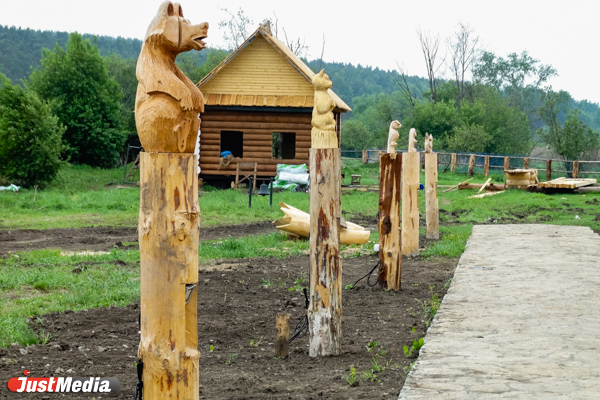 Избушка Бабы-Яги, дом крестьянина и старинная русская печь. На Урале продолжается строительство парка по сказам Бажова - Фото 19