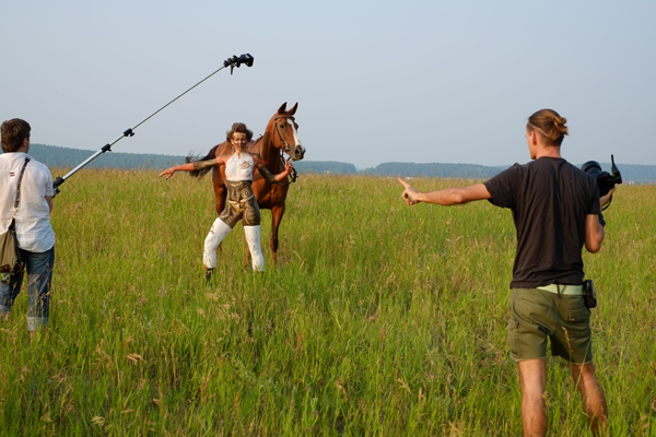 Девушки и лошади стали моделями для одной из самых необычных фотосессий - Фото 4