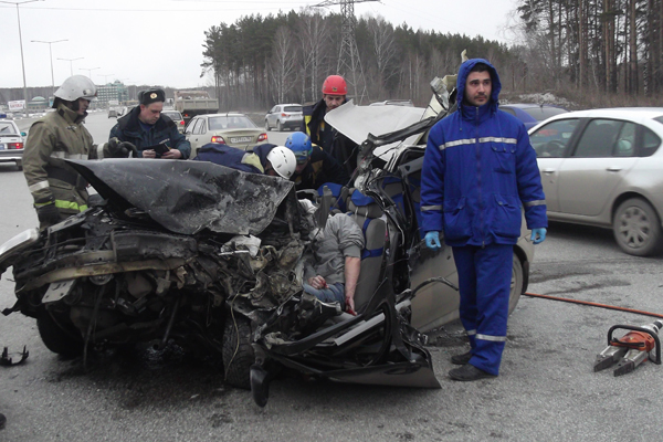 На Кольцовском тракте легковушка столкнулась с КАМАЗом-снегоуборщиком. Пострадал один человек - Фото 2