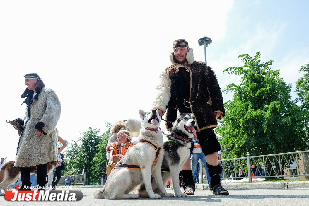 От красочного карнавала через гигантское сердце к оленеводам. Верхняя Пышма с размахом отметила День металлурга. ФОТОРЕПОРТАЖ - Фото 22