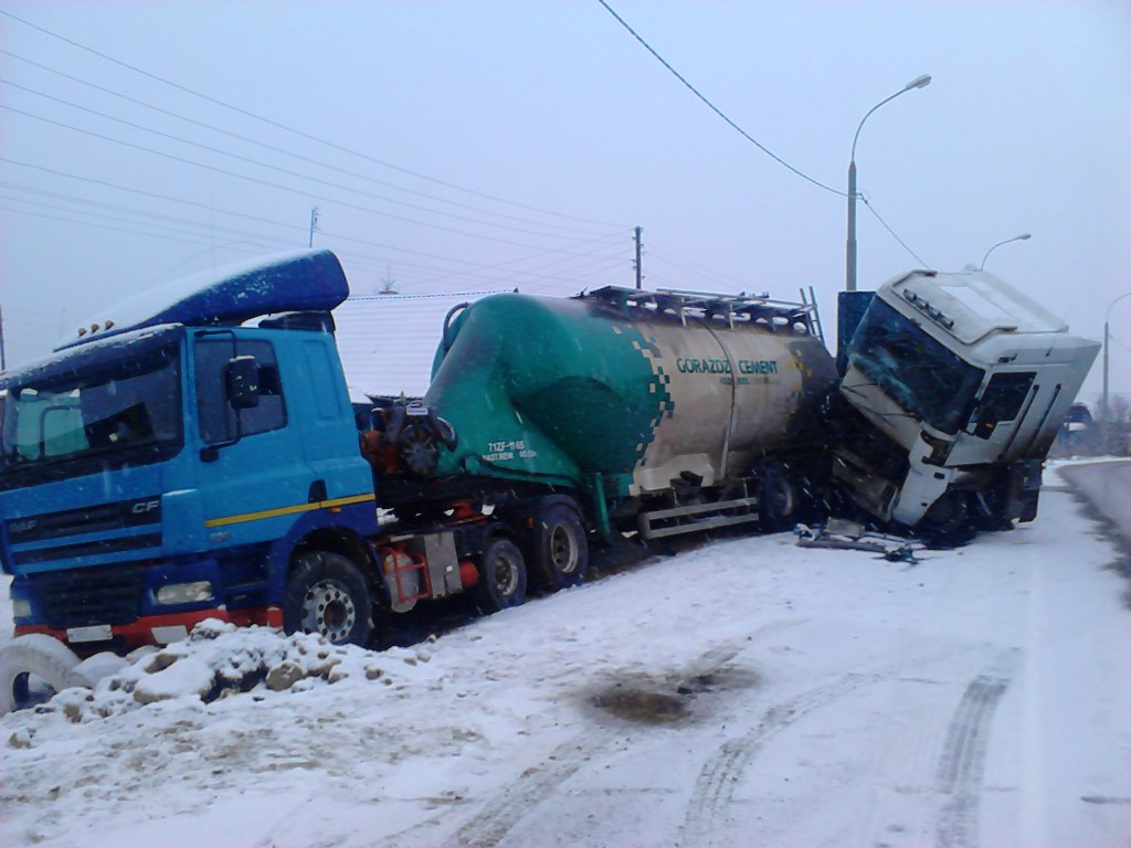 В поселке Брусяны водителя фуры зажало между грейдером и грузовиком - Фото 2