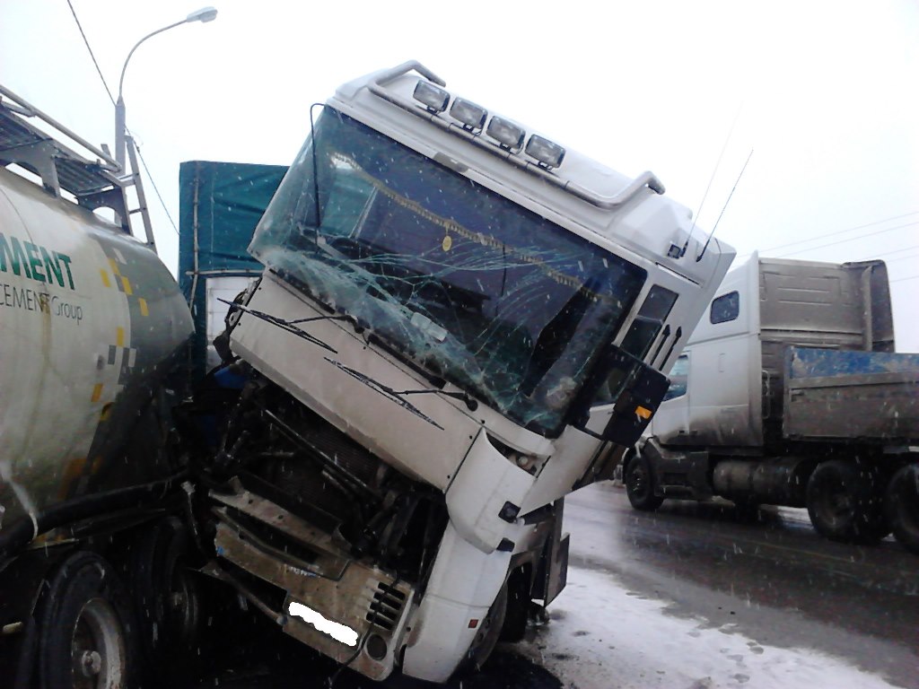 В поселке Брусяны водителя фуры зажало между грейдером и грузовиком - Фото 3