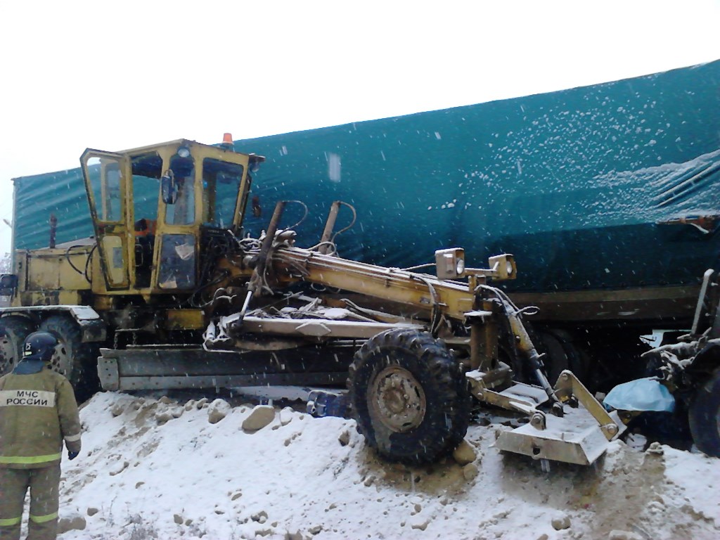 В поселке Брусяны водителя фуры зажало между грейдером и грузовиком - Фото 4
