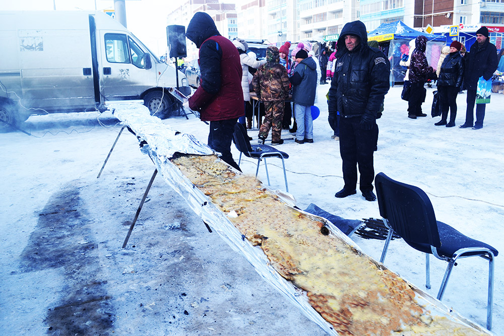 Жители Каменска-Уральского съели многометровый горячий хачапури - Фото 3