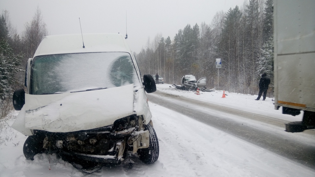 Гололедица и летняя резина. В Свердловской области всплеск жутких аварий - Фото 2