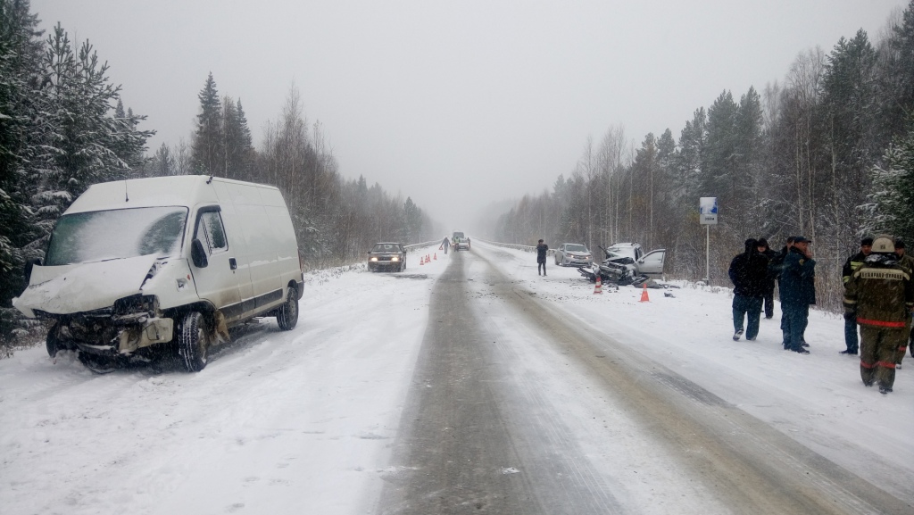 Гололедица и летняя резина. В Свердловской области всплеск жутких аварий - Фото 3