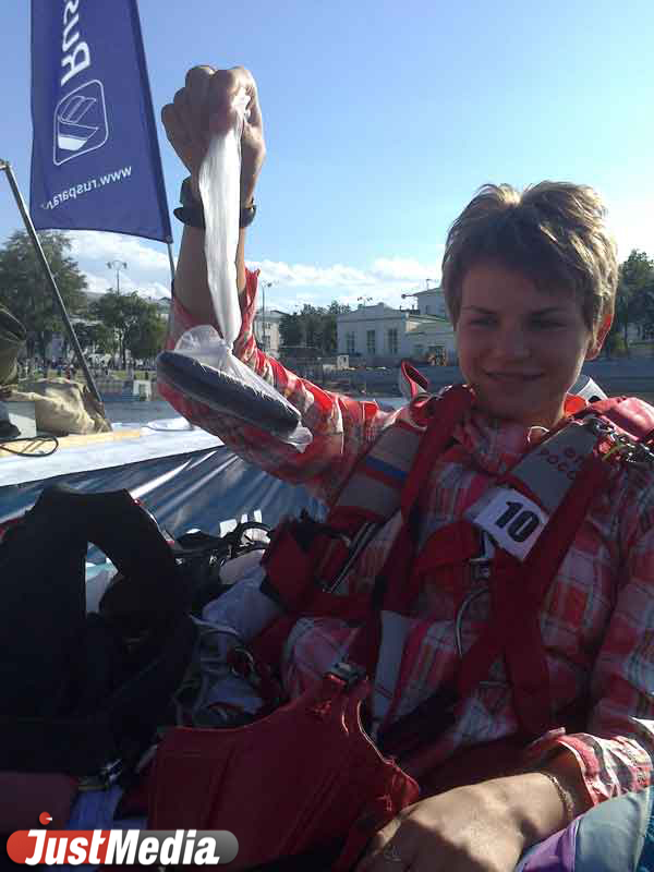 Вода и небо: парашютистам в Екатеринбурге пришлось покорять сразу две стихии - Фото 4