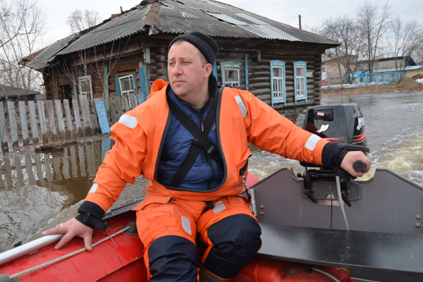 Аква вода живая. Ирбит потоп. Лохи ирбита. Наводнение в ирбите. Аквамир доставка воды.