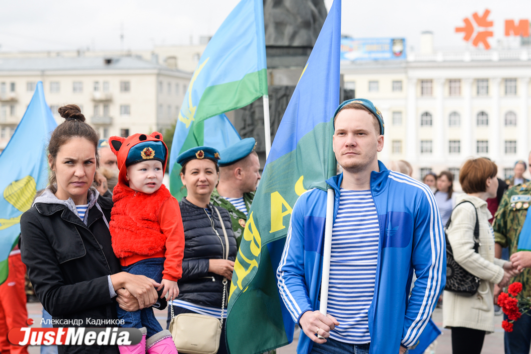 Десант выпивает, но пока не буянит. Смотрим с JustMedia.ru, как в Екатеринбурге отмечают день ВДВ - Фото 6