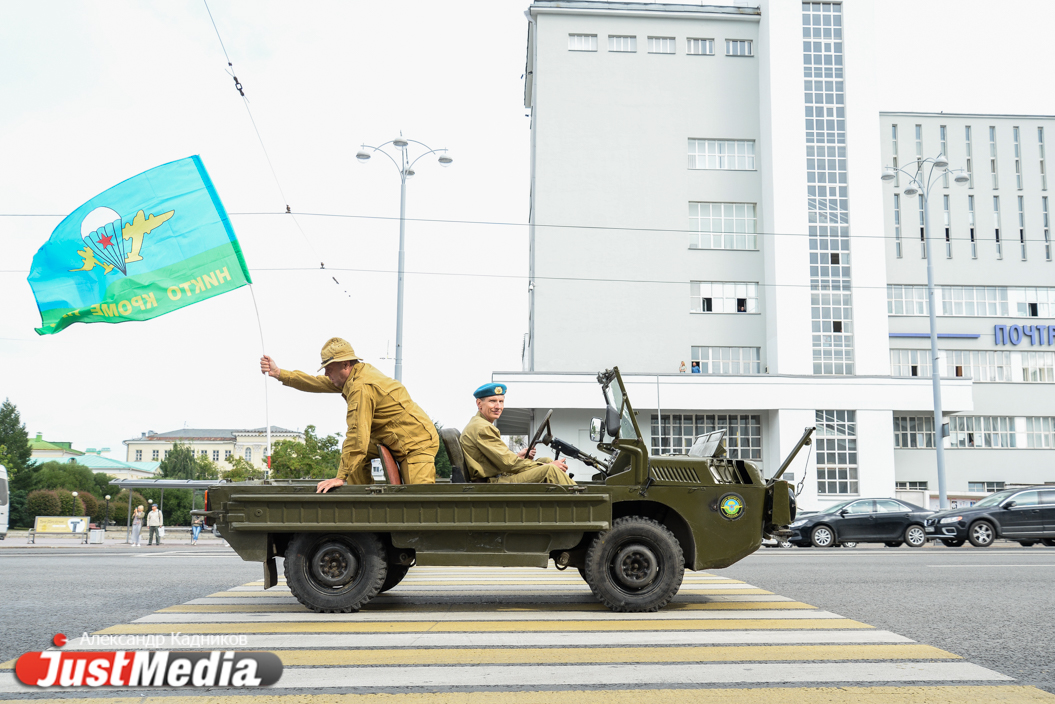 Десант выпивает, но пока не буянит. Смотрим с JustMedia.ru, как в Екатеринбурге отмечают день ВДВ - Фото 8