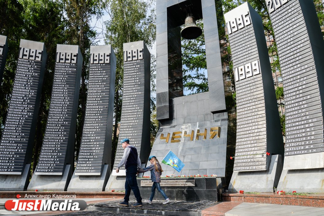 Десант выпивает, но пока не буянит. Смотрим с JustMedia.ru, как в Екатеринбурге отмечают день ВДВ - Фото 7