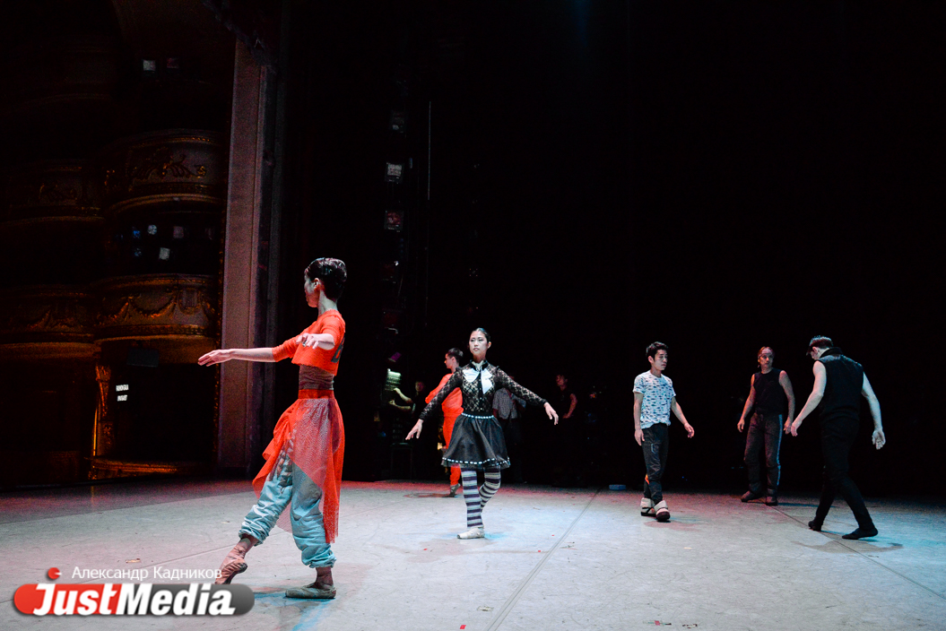 Пачки заменили рубашками, а шаровары – рваными джинсами. Смотрим вместе с JustMedia.ru, каким будет Fashion gala в Урал Балете. ФОТОРЕПОРТАЖ - Фото 10