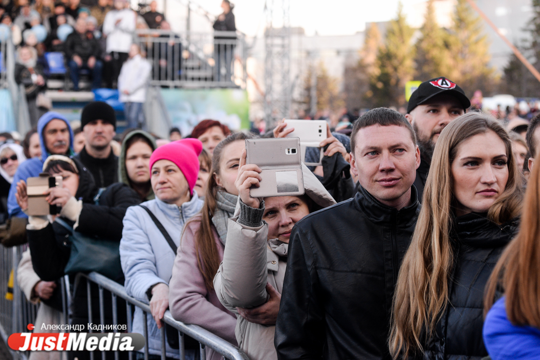 Любимая группа Путина, Ваенга и Шукшина. Как 9 Мая отпраздновали на главной концертной площадке Екатеринбурга - Фото 3