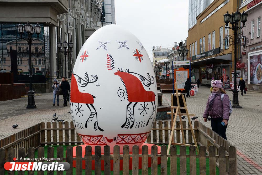 В центре Екатеринбурга появились трехметровые пасхальные яйца. Смотрим реакцию людей на красоту. ФОТО  - Фото 9