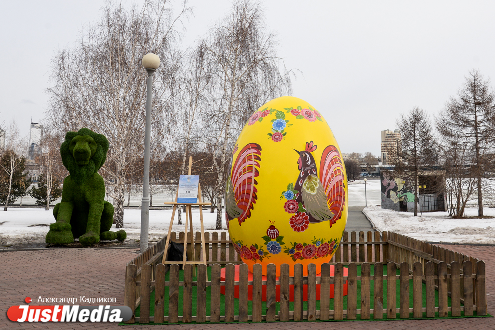 В центре Екатеринбурга появились трехметровые пасхальные яйца. Смотрим реакцию людей на красоту. ФОТО  - Фото 6