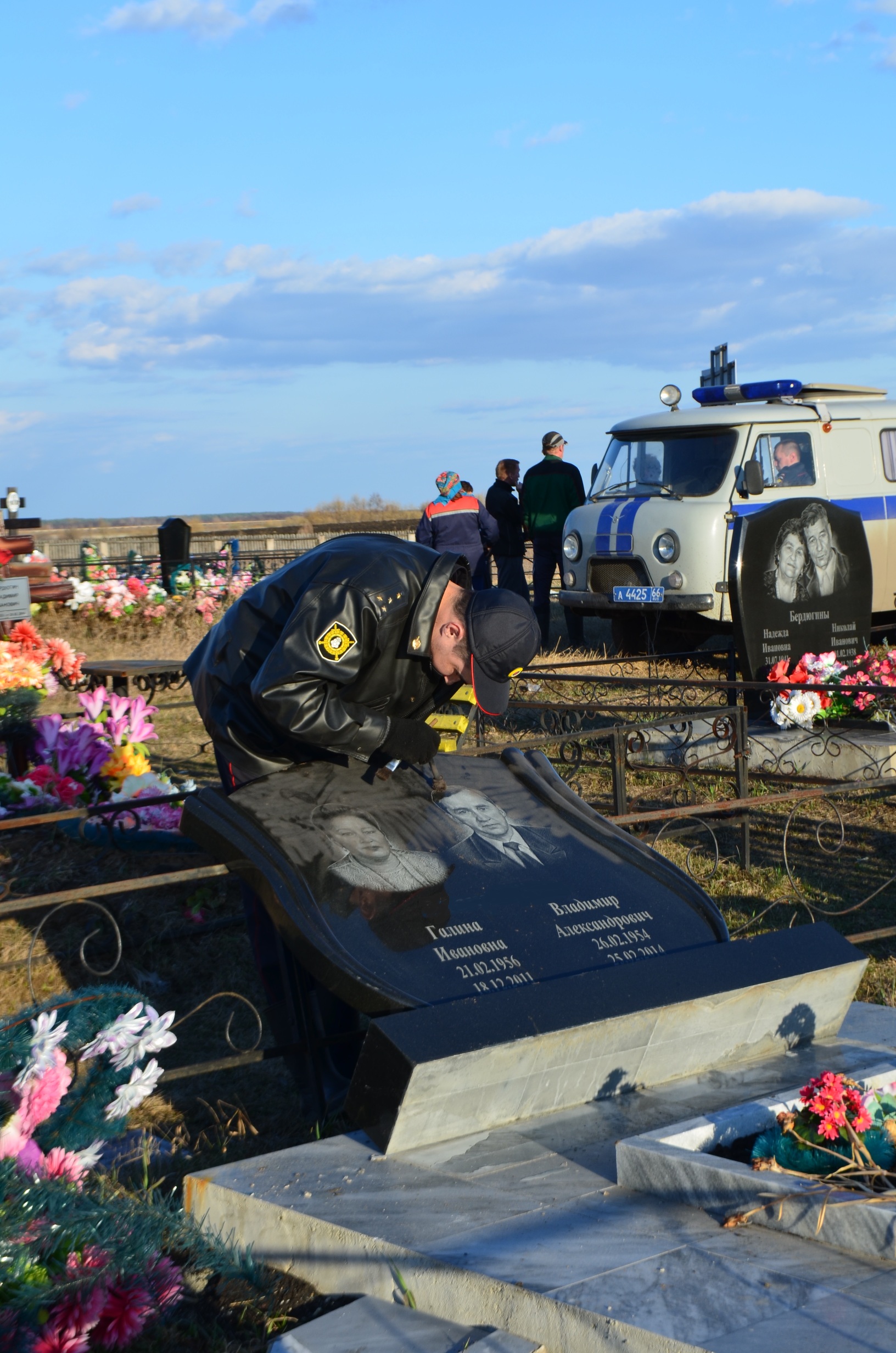 Двое детей устроили погром на кладбище в ирбитской деревне - Фото 3