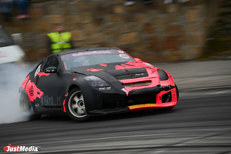 Много искр и дыма из-под колес! Екатеринбуржец стал королем дрифта  - Фото 6