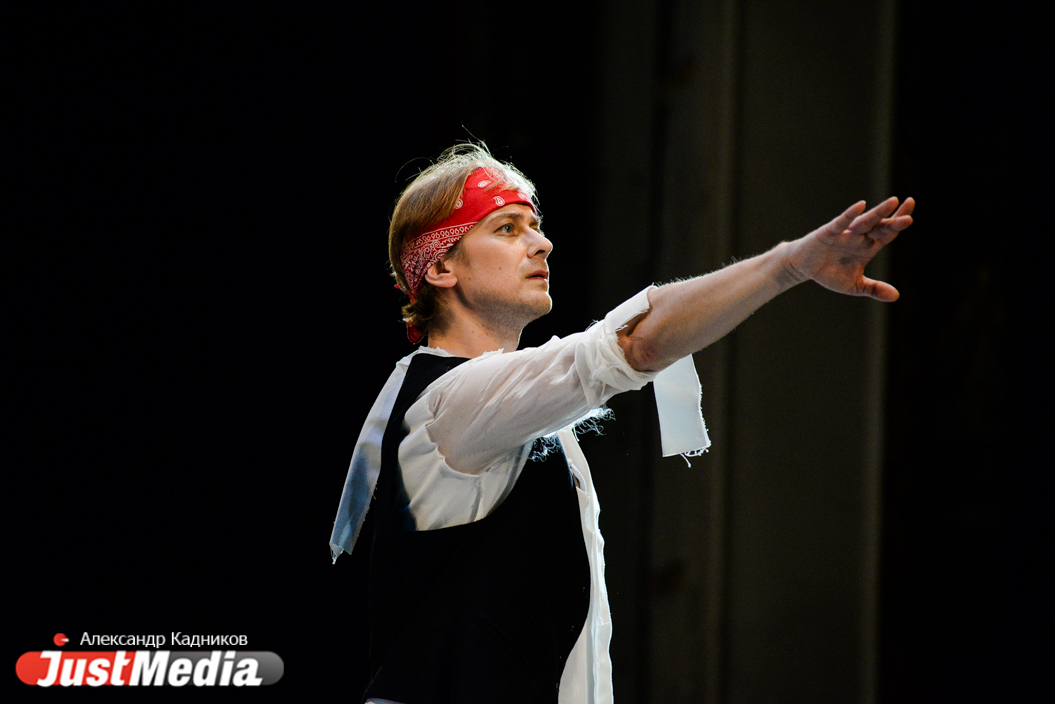 Пачки заменили рубашками, а шаровары – рваными джинсами. Смотрим вместе с JustMedia.ru, каким будет Fashion gala в Урал Балете. ФОТОРЕПОРТАЖ - Фото 5