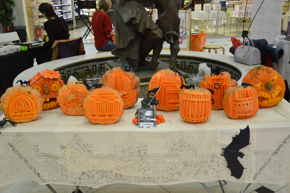 В Екатеринбурге к Хэллоуину открылась выставка городских «тыквенных» достопримечательностей - Фото 3