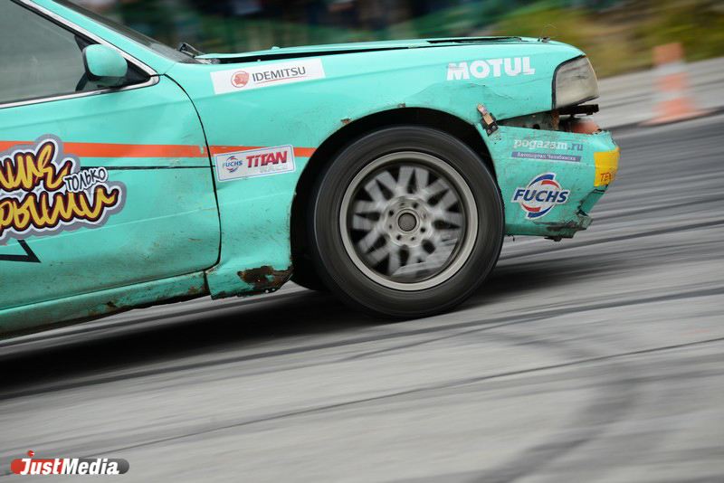 Много искр и дыма из-под колес! Екатеринбуржец стал королем дрифта  - Фото 7