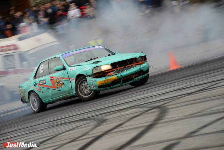 Много искр и дыма из-под колес! Екатеринбуржец стал королем дрифта  - Фото 5