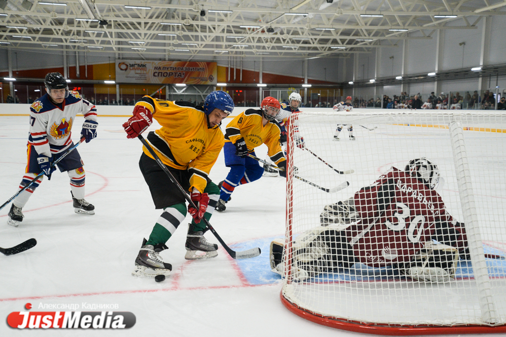 Режевские чиновники разгромили команду Куйвашева на открытой им ледовой арене - Фото 7
