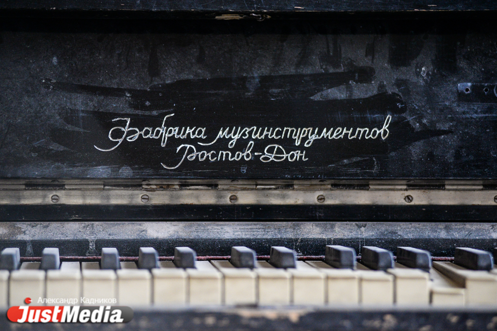 Разбитое фортепиано, потолок с лепниной и призрак умершей хозяйки. Гуляем по этажам особняка Железнова. ФОТОРЕПОРТАЖ - Фото 3
