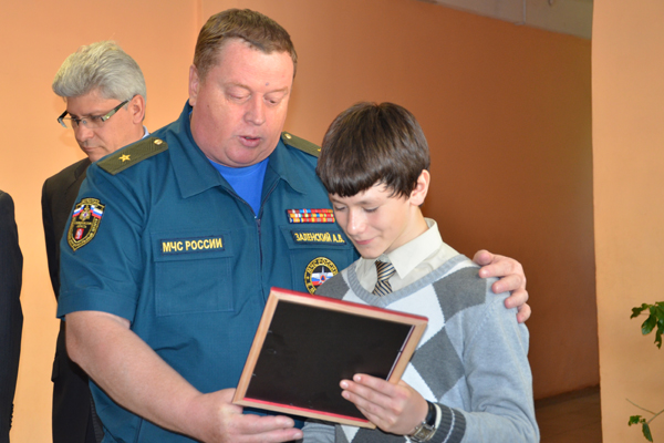 Начальник ГУ МЧС области подарил школьнику, спасшему пожилую женщину из огня, свою каску - Фото 2