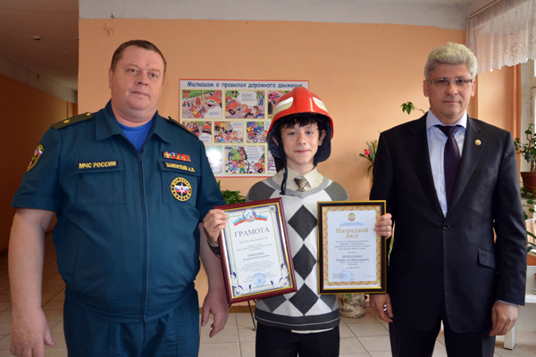 Начальник ГУ МЧС области подарил школьнику, спасшему пожилую женщину из огня, свою каску - Фото 3