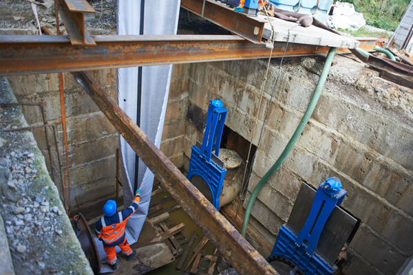 Экологическая катастрофа Екатеринбургу больше не грозит: «Водоканал» закачивает модернизацию коллектора на дне городского пруда - Фото 2