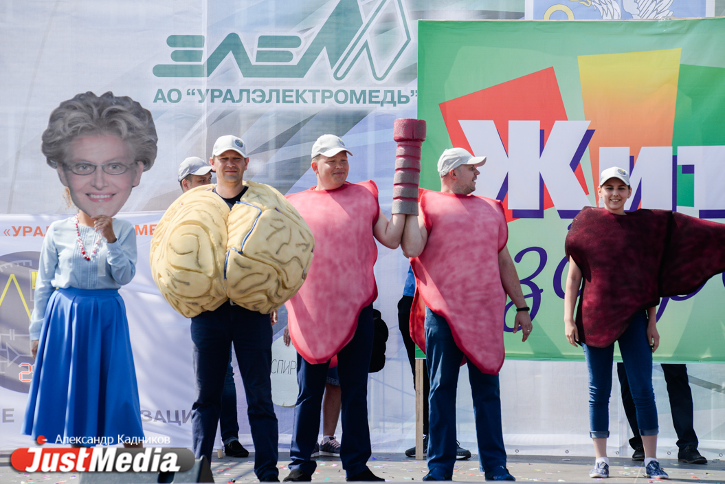 От красочного карнавала через гигантское сердце к оленеводам. Верхняя Пышма с размахом отметила День металлурга. ФОТОРЕПОРТАЖ - Фото 19