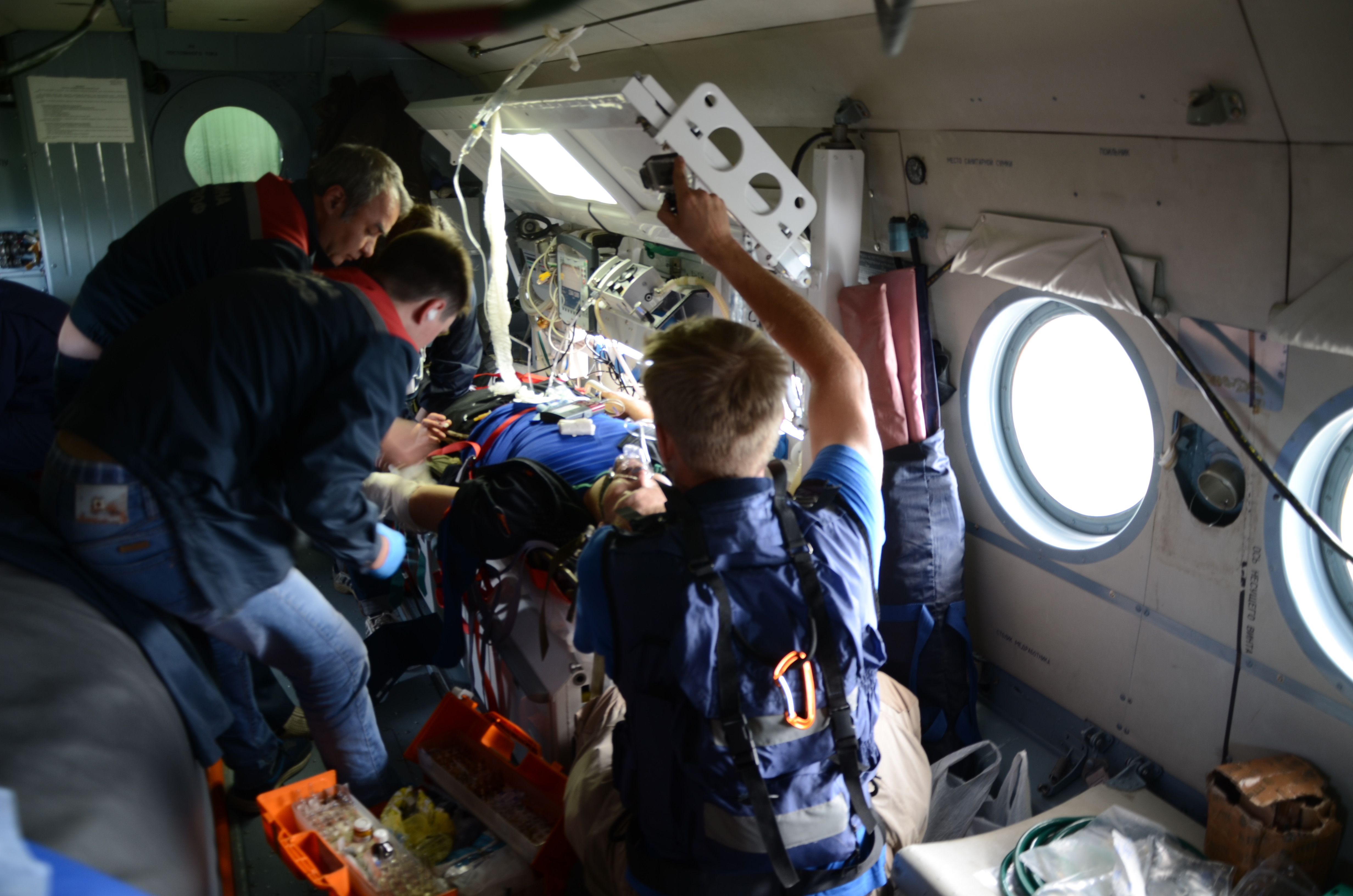 Спасатели эвакуировали пострадавшего туриста с перевала Дятлова - Фото 4