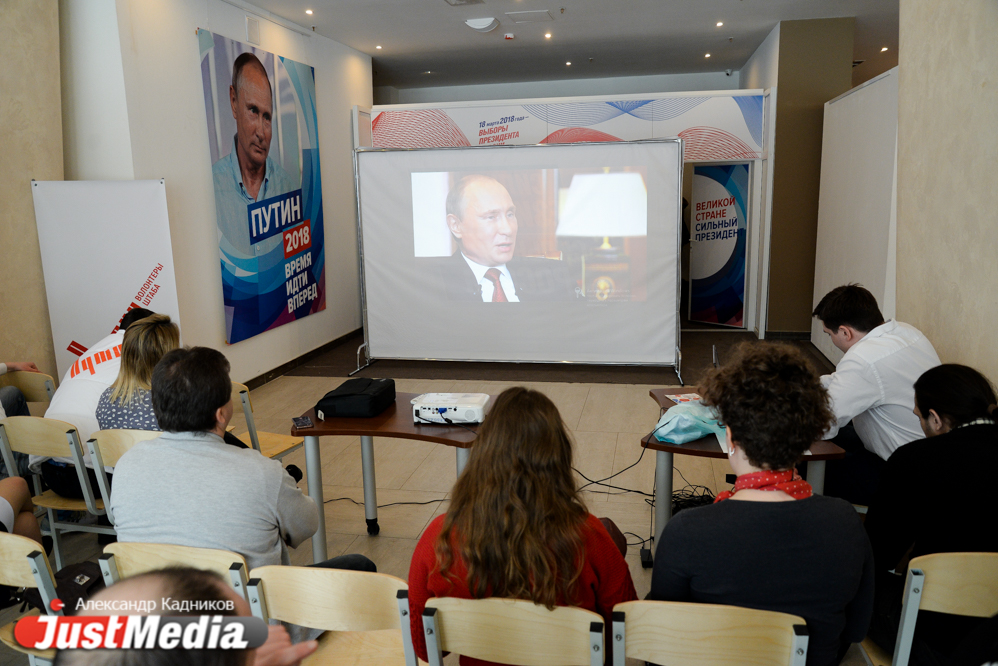 «Назову сына Володей». Екатеринбургские волонтеры уже рисуют плакаты для «победного» митинга Путина. ФОТО - Фото 5