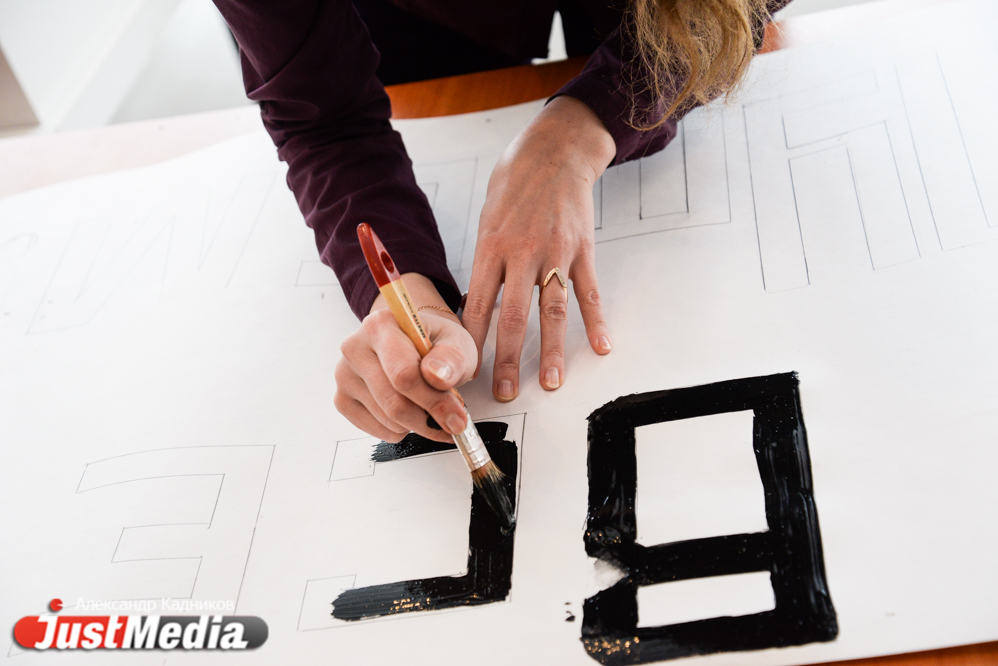 «Назову сына Володей». Екатеринбургские волонтеры уже рисуют плакаты для «победного» митинга Путина. ФОТО - Фото 3