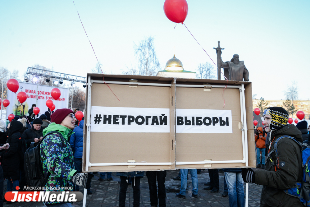 Екатеринбуржцы собрались на митинг за прямые выборы мэра перед решающим заседанием заксобрания. ФОТО - Фото 10