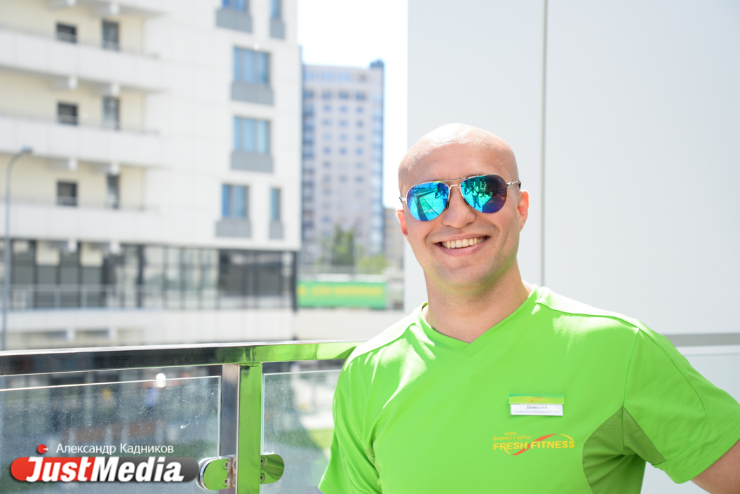 Тренер-универсал Виталий Чалый: «Мне нравится такая погода: отличное настроение, красивые девушки ходят». В Екатеринбурге снова жара. ФОТО, ВИДЕО - Фото 3