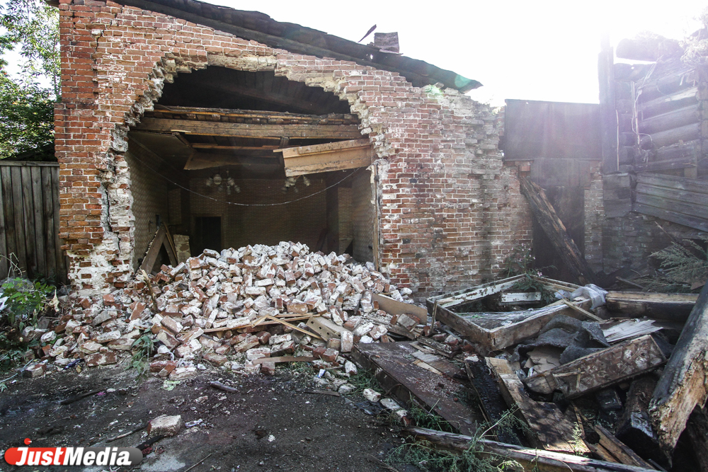 Старинную усадьбу на Куйбышева признали ветхим жильем и начали сносить - Фото 3