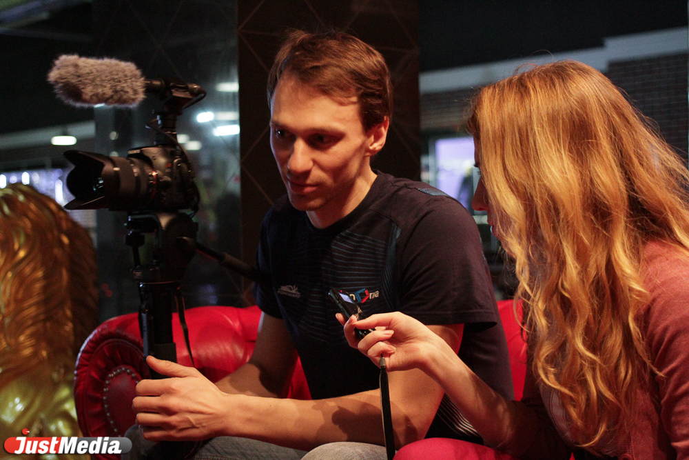 «Казалось, что я движением камеры помогаю спортсменам забивать мячи», — Иван Веденин о том, что остается за кадром на Олимпиадах и хоккейных матчах - Фото 2