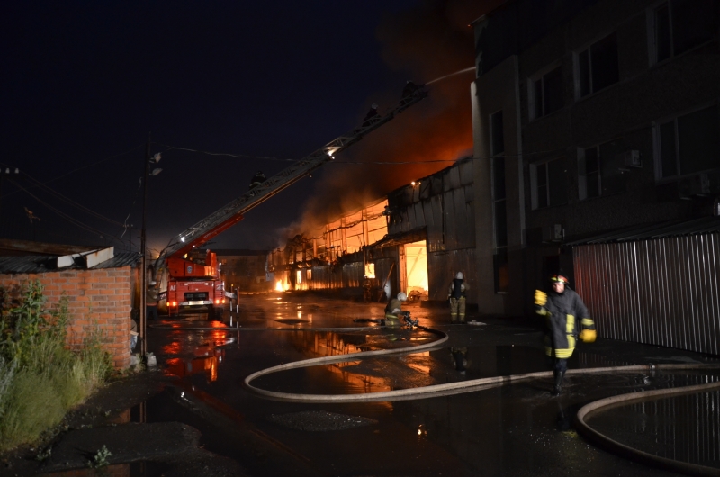 Мебельный цех и склады на Вторчермете тушили 39 пожарных машин - Фото 3