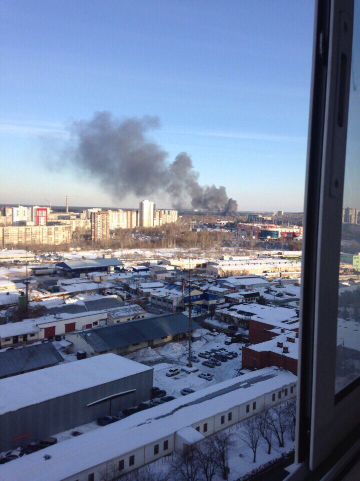 В Екатеринбурге полыхает коллективный сад. Огромный столб дыма виден во всех районах города. ФОТО - Фото 2