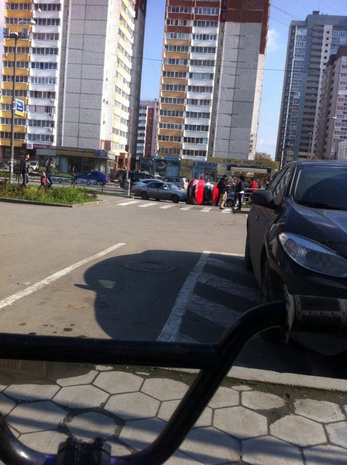 Возле «Парк Хауса» «Мерседес» завалил «Шкоду». ФОТО - Фото 2