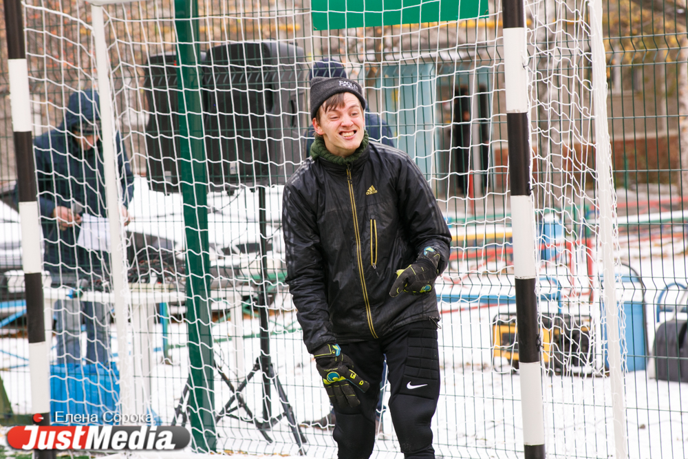 Мечты сбываются! В Екатеринбурге футболисту, страдающему ДЦП, построили площадку прямо около дома - Фото 3